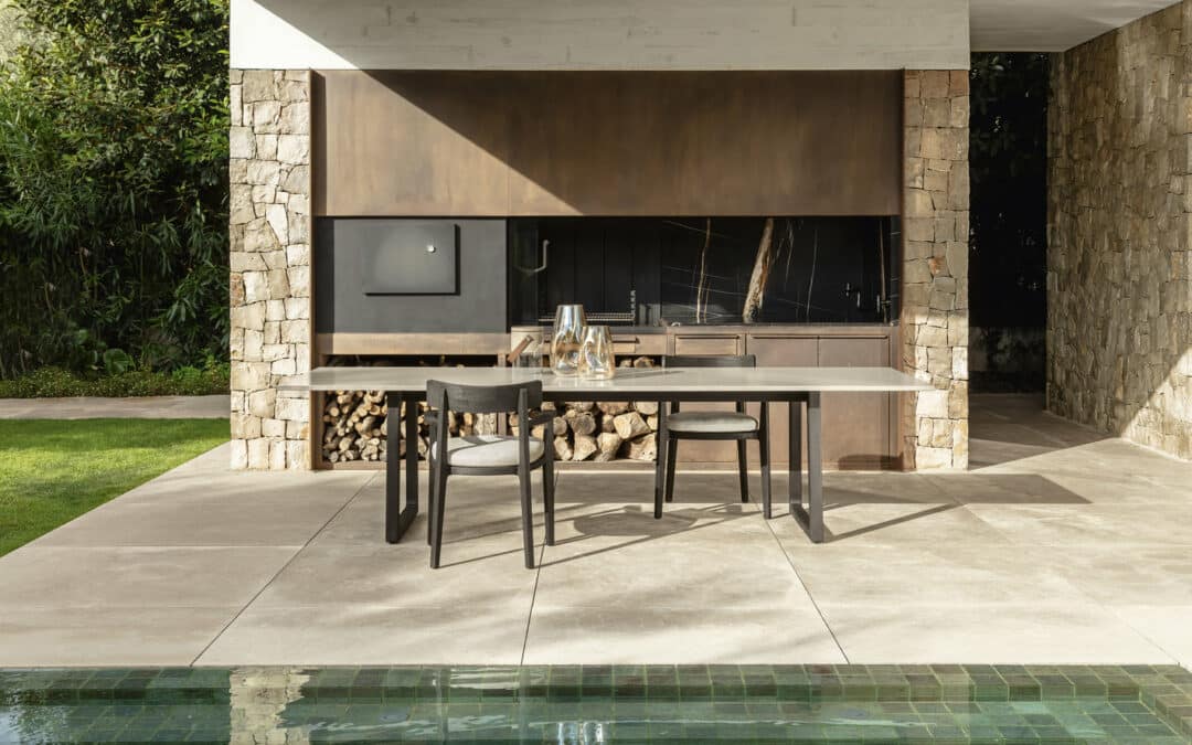 ambiance terrasse jardin avec table et salon