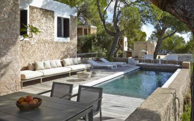 Aménager un jardin avec une terrasse : salon, table, chaises et transats bien organisés