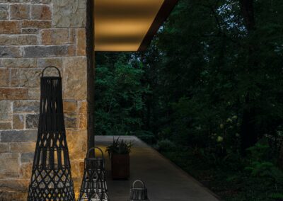 Ensemble de lanternes tressées éclairant un chemin extérieur