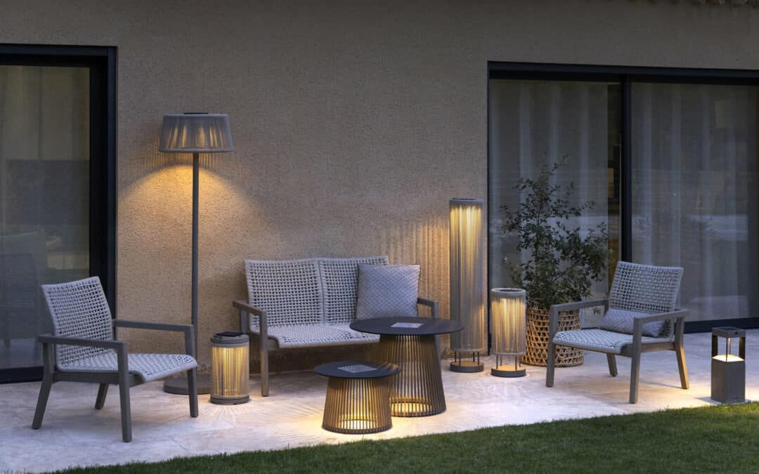 Collection de luminaires modernes harmonieusement disposés sur une terrasse