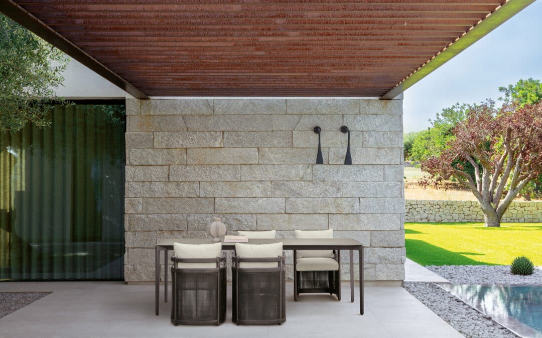 Terrasse moderne avec une grande table d’extérieur rectangulaire entourée de six chaises coussinées marrons