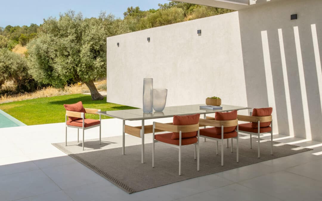 Salle à manger de jardin haut de gamme avec table et chaises blanches et oranges