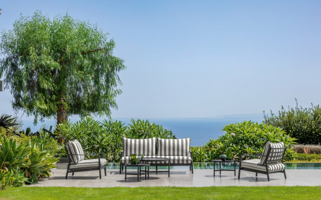Mobilier extérieur design avec canapé de jardin gris et table basse sur terrasse moderne