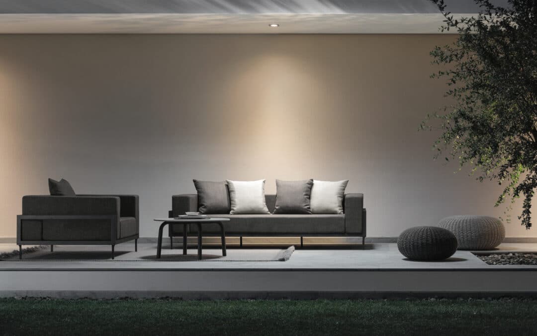 Mobilier extérieur design avec canapé de jardin gris et fauteuil sur terrasse moderne