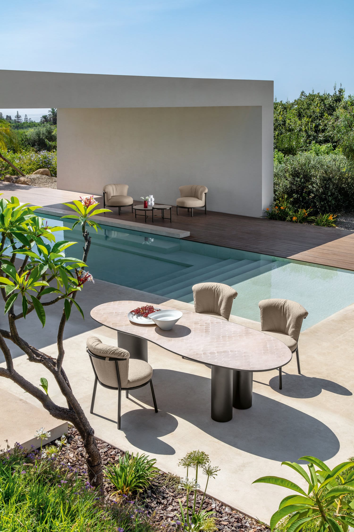 Mobilier extérieur design avec chaises de jardin beiges et noires et table moderne sur terrasse