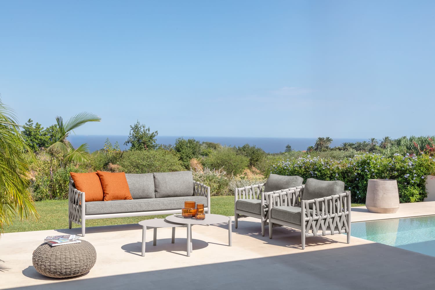 Salon de jardin design gris au bord d'une piscine